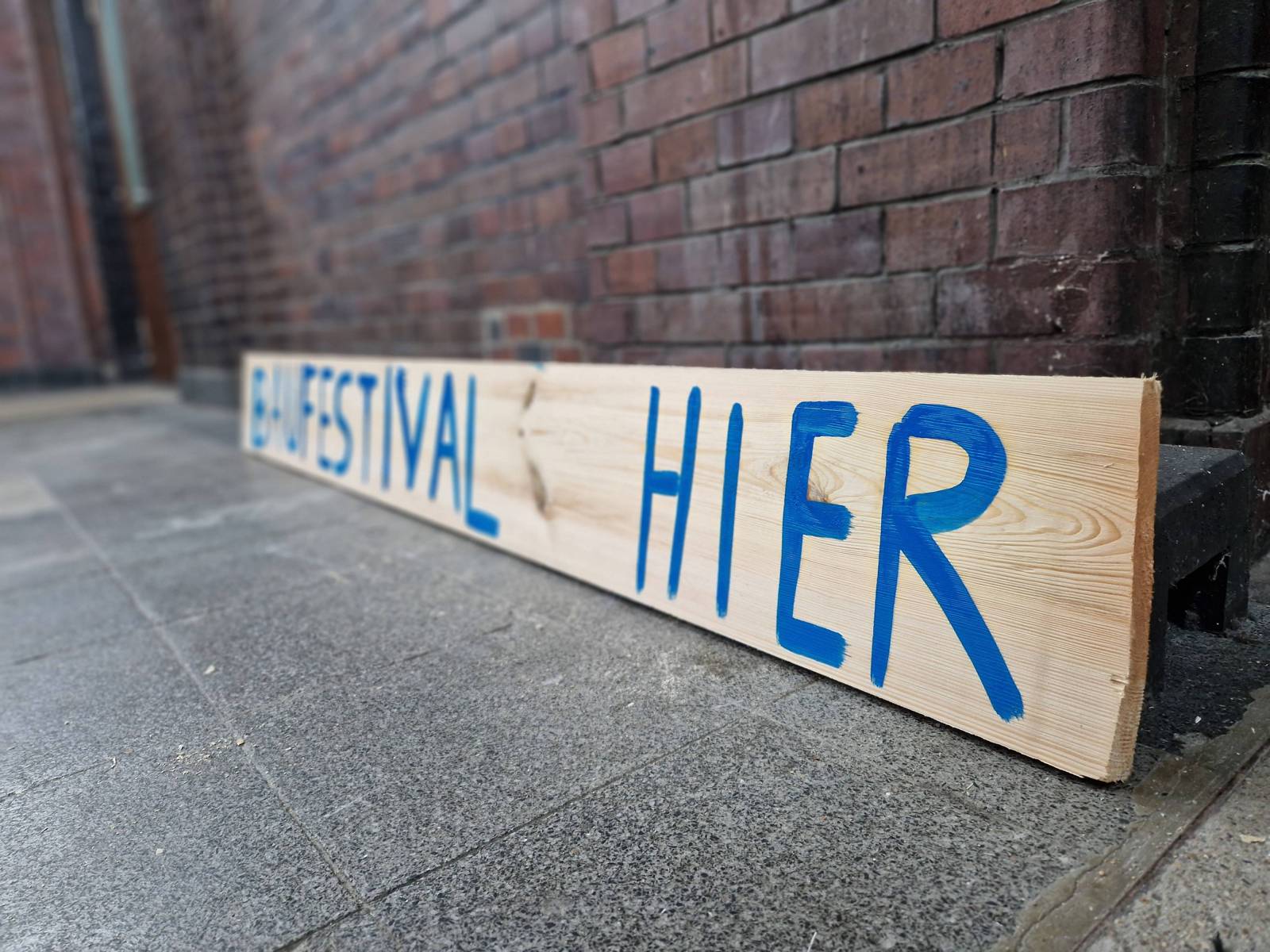Baufestival Hier Schild